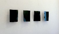 Joachim Bandau, vier zwarte lakwerken om verbogen houten kern, 2012, elk A4.
PHŒBUS•Rotterdam