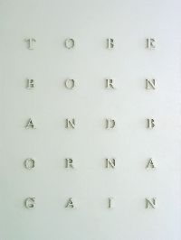 Simon Benson, ''TOBEBORNANDBORNAGAIN'', tekstwerk in gesso op mdf, 2005, elke letter h. 10 x dikte 3 cm., zoals opgehangen 1.70 x 1.30 m.
PHŒBUS•Rotterdam