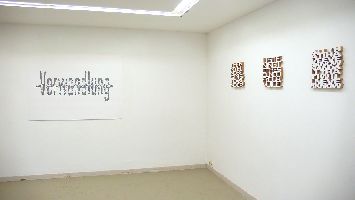 Simon Benson, detail projectenkamer met tekstwerken in gesso/mdf; links ''Verwandlung'', 2010, tekening, 1 x 1.40 m
PHŒBUS•Rotterdam