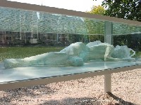 Esther Bruggink, ''Rusalka'' 2004, polyesterfilm, l ca. 0,90 m. – geëxposeerd tijdens Den Haag sculptuur, 2004. Foto: Simon van Boxtel.
PHŒBUS•Rotterdam