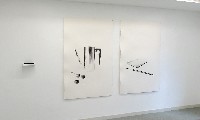 Mark Cloet, projectruimte: tekenboekje op sokkel; twee tekeningen, 2019,

in potlood en aquarel (met purpura mortem), op Rives Arches, elk 1.55 x 1.05 m.
PHŒBUS•Rotterdam