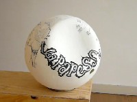 Gilbert van Drunen, ''La Papesse'', 2010,

wereldbol van bone china porselein op draaischijf, ø 0.48 m.
PHŒBUS•Rotterdam