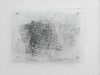 Toine Horvers, Clouds 1990, 60 x 80 cm. [versie 2]; transparante vellen met vlekken die ontstaan zijn door de vellen met potlood te beschrijven met teksten uit geschiedenisboeken, zodanig samengebracht tussen twee glasplaten dat wolkachtige vormen ontstaan.
PHŒBUS•Rotterdam