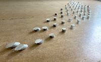 Paul de Kort, ANAMORPHOSIS, 1996, aluminium staaf, gezaagd, 81 delen,

0.05 x 3.60 x 0.70 m.
PHŒBUS•Rotterdam