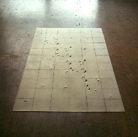 Paul de Kort: TWIST II, 1999, potlood/silikonenrubber (vloer), 1.65 x 0.90 m.
PHŒBUS•Rotterdam