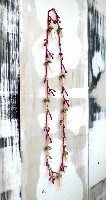 Regula Maria Müller, 'Meena of punica granatum' 2015 - ketting glas, glaskralen, textiel, lengte ca. 3 m., 32 elementen [pitten en bloemen van granaatappel].
PHŒBUS•Rotterdam