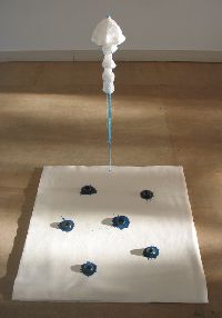 Regula Maria Müller - VALSA AZUL, 2003, op de grond: 9 viltlagen ca. 0.95 x 0.95 m., met 6 grote blauwe glaskralen, borsuursel met kleine glaskralen; hangend: ca.0.75 m. lang ø 0.13 m. gehaakt en gebreid object van glaskralen en katoen.
PHŒBUS•Rotterdam