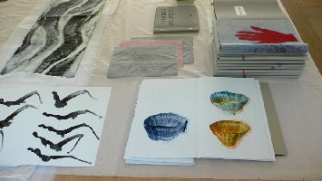 detail expositie kunstenaarsboeken PHŒBUS•Rotterdam 2007, met werken van Eva-Maria Schö
n, o.m. leporello's aquarel op papier (met hand, vuist, vingers aangebracht)
PHŒBUS•Rotterdam