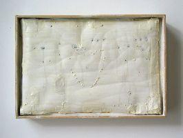 Charl van Ark, ''Poetik des Raumes'', 1997, hout, lak, doek e.a. materiaal, 32 x 47 x 8 cm.
PHŒBUS•Rotterdam