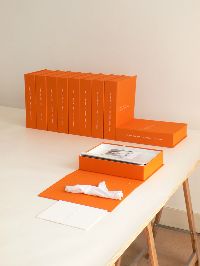 Charl van Ark (NL), cassette met oranje linnen kaft, opschrift in wit: 'charl van ark  cahiers 1993-2006', 2007, opl. 10, waarin zestien cahiers uit de periode 1993-2006 zijn opgenomen, die gedeeltelijk opnieuw zijn gekopiÃ«
erd, hxbxd 31.5 x 23 x 7 cm.
PHŒBUS•Rotterdam