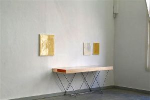 Charl van Ark, opstelling met links 'Spiegelbeeld', 2005, vernis op papier op doek, 0.60 x 0.50 m. en rechts twee werken 'HUID', 2004, elk 0.40 x 0.30 m., foto, verf en lak op doek (aankopen 2008)
PHŒBUS•Rotterdam