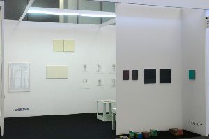 Art Amsterdam 2007: expositie II met werken die met herhaling en variaties spelen, zichtbaar v.l.n.r. Simon Benson, Willy de Sauter, Toine Horvers en Stefan Gritsch
PHŒBUS•Rotterdam