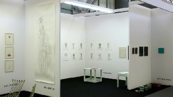 Art Amsterdam 2007: zichtbaar v.l.n.r. zijn rode inkttekeningen van Bea Emsbach; Toine Horvers, 'Licht Zelfportretten', 2007, potlood op papier; polystireen meubelachtige sculpturen en werken in krijtlagen op paneel van Willy de Sauter; acrylverfsculpturen (wand en vloer) van Stefan Gritsch
PHŒBUS•Rotterdam