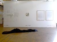 Art Rotterdam 2018: v.l.n.r. op de wand werken van Célio Braga, Michael Toenges en Joachim Bandau; op de vloer de sculptuur 'Zungenfuß' van Joachim Bandau
PHŒBUS•Rotterdam