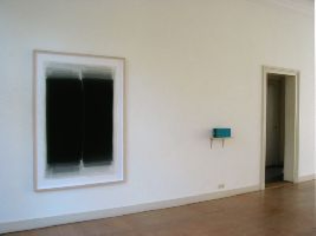 Joachim Bandau, Schwarzaquarelle, z.t. 152 x 101 cm, op Lanaquarelle, ingelijst (esdoornhout, Mirogard museumglas). Rechts een werk van Stefan Gritsch (CH), dat is samengesteld uit geschilderde en gegoten acrylverf: z.t. Acrylfarbe 2002/2003, 30 x 12 x 15 cm.
PHŒBUS•Rotterdam Joachim Bandau, Schwarzaquarelle, z.t. 152 x 101 cm, op Lanaquarelle, ingelijst (esdoornhout, Mirogard museumglas). Rechts een werk van Stefan Gritsch (CH), dat is samengesteld uit geschilderde en gegoten acrylverf: z.t. Acrylfarbe 2002/2003, 30 x 12 x 15 cm.
PHŒBUS•Rotterdam