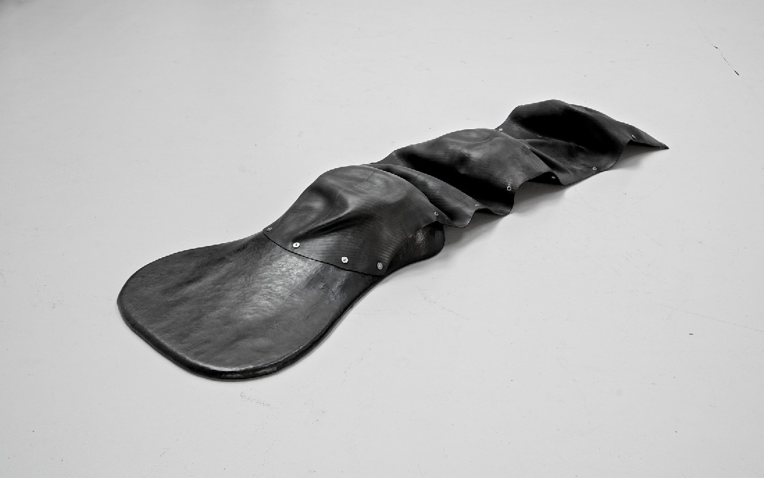 Joachim Bandau, ‘Zungenfuß’ [platypus], 1974, sculptuur in polyesther, gummi, metaal, 1974, 0.25 x 0.68 x 2.33 m.
PHŒBUS•Rotterdam