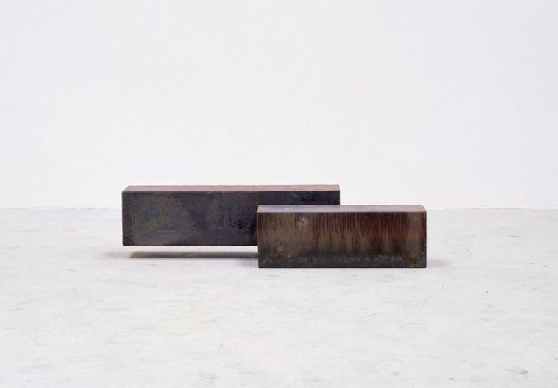 Joachim Bandau, SCHWEBEND, 2003, sculptuur staal, twee delen, 25 x 110 x 40 cm. De sculptuur bestaat uit twee rechthoekige blokvormen, waarvan de grootste is ingelaten in de kleinere. Het grootste deel zweeft voor tweederde 15 cm. boven de vloer; het beeld weegt in totaal bijna 500 kg.
PHŒBUS•Rotterdam Joachim Bandau, SCHWEBEND, 2003, sculptuur staal, twee delen, 25 x 110 x 40 cm. De sculptuur bestaat uit twee rechthoekige blokvormen, waarvan de grootste is ingelaten in de kleinere. Het grootste deel zweeft voor tweederde 15 cm. boven de vloer; het beeld weegt in totaal bijna 500 kg.
PHŒBUS•Rotterdam