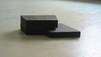 Joachim Bandau, sculptuur z.t. 1999, staal, 3 delen, h. 5.5 - 15.5 cm., max. breedte 0.70 m.
PHŒBUS•Rotterdam