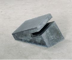 Joachim Bandau, Bunker V, 1978, lood om een houten kern, 37 x 43 x 65 cm.
PHŒBUS•Rotterdam