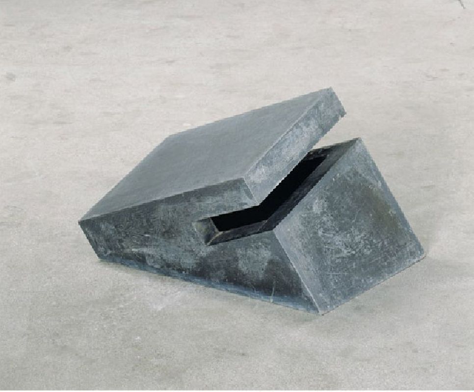 Joachim Bandau, Bunker V, 1978, lood om een houten kern, 37 x 43 x 65 cm.
PHŒBUS•Rotterdam Joachim Bandau, Bunker V, 1978, lood om een houten kern, 37 x 43 x 65 cm.
PHŒBUS•Rotterdam