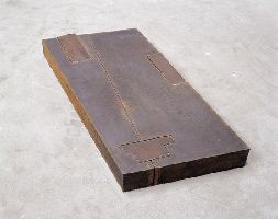 Joachim Bandau, Tafel, 2000, staal, vijf delen, 16.5 x 110 x 40 cm.
PHŒBUS•Rotterdam