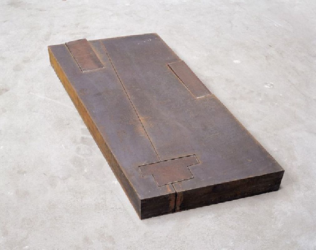 Joachim Bandau, Tafel, 2000, staal, vijf delen, 16.5 x 110 x 40 cm.
PHŒBUS•Rotterdam Joachim Bandau, Tafel, 2000, staal, vijf delen, 16.5 x 110 x 40 cm.
PHŒBUS•Rotterdam