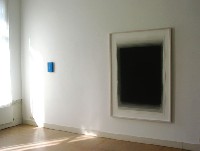 Joachim Bandau, Schwarzaquarelle, z.t., gesigneerd `05-02-2003 Bandau`, 152 x 101 cm, op Arches Rives, ingelijst (esdoornhout, Mirogard museumglas). Links Stefan Gritsch, een werk dat bestaat uit geschilderde lagen acrylverf: z.t. 2003, [`PORTRAIT`], 24 x 16 x 3 cm.
PHŒBUS•Rotterdam