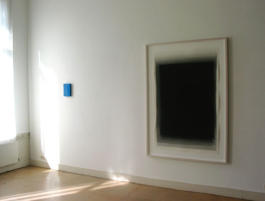 Joachim Bandau, Schwarzaquarelle, z.t., gesigneerd `05-02-2003 Bandau`, 152 x 101 cm, op Arches Rives, ingelijst (esdoornhout, Mirogard museumglas). Links Stefan Gritsch, een werk dat bestaat uit geschilderde lagen acrylverf: z.t. 2003, [`PORTRAIT`], 24 x 16 x 3 cm.
PHŒBUS•Rotterdam