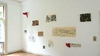 Simon Benson, detail expositie met wandobjecten in hout/verf en potloodtekeningen, galerieruimte beletage.
PHŒBUS•Rotterdam