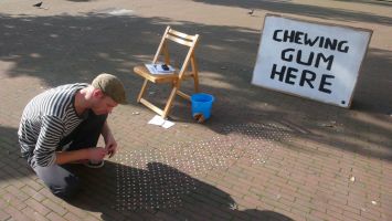 Joost Benthem, opnames 'Bubbles for Rotterdam', 11 september 2010, kauwgom, Eendrachtsplein.
PHŒBUS•Rotterdam