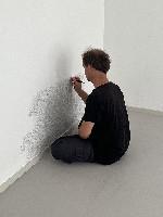 Toon van Borm, eerste kunstenaar in de nieuwe 'projectruimte', maakt wand tekening,

dag 2, 9 september 2023
PHŒBUS•Rotterdam