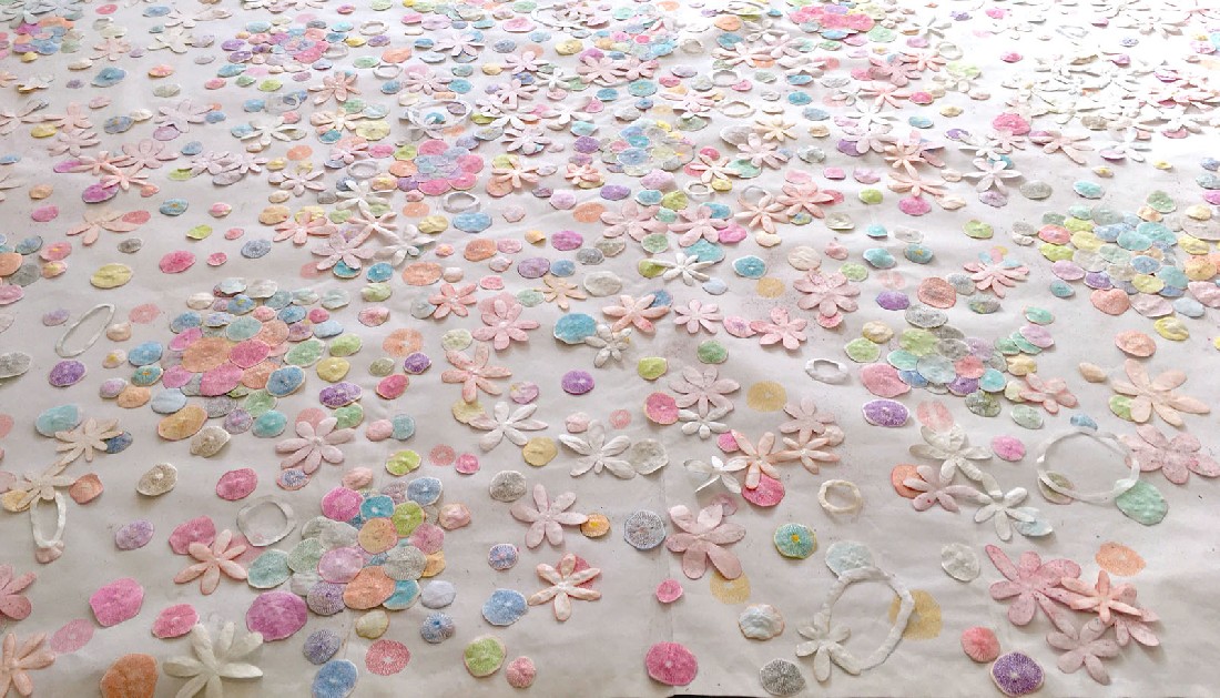 Célio Braga, detail vloerinstallatie 'Field of Flowers (For our time is the passing of a shadow)'
PHŒBUS•Rotterdam Célio Braga, detail vloerinstallatie 'Field of Flowers (For our time is the passing of a shadow)'
PHŒBUS•Rotterdam