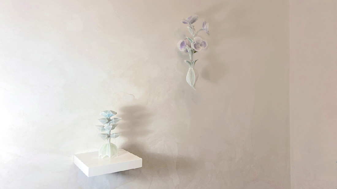 Esther Bruggink, 'Ephemeral Flower/Quarantaines', 2020, o.a. polyesterfilm, borduurzijde, messingdraad, textiel. Rechts no. 5, 22 x 12 x 12 cm.; links 'Viola in Quarantaine',
45 x 20 x 20 cm.
PHŒBUS•Rotterdam Esther Bruggink, 'Ephemeral Flower/Quarantaines', 2020, o.a. polyesterfilm, borduurzijde, messingdraad, textiel. Rechts no. 5, 22 x 12 x 12 cm.; links 'Viola in Quarantaine',
45 x 20 x 20 cm.
PHŒBUS•Rotterdam