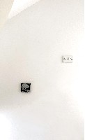 Entree Poebus Rotterdam: Donato Amstutz, ''temps mort'' 2023/25, borduurwerk; Stefan Gritsch 'NOW', de tekst verkleefd en in een 'nu-moment' losgetrokken.
PHŒBUS•Rotterdam