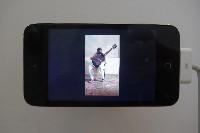 Gilbert van Drunen, filmpje op iPhone, 2014-5 - twee gitaren worden door Gilbert van Drunen met de voorkanten naar elkaar toe, tegen elkaar aan geschuurd.
PHŒBUS•Rotterdam