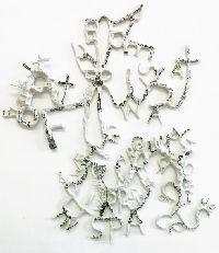 Gilbert van Drunen, uit de reeks 'Temporary Porcelain -nieuwe doden nieuwe kansen', porselein / glazuur, 2007:'A FIST OF FURY (FUCK IT THERE IS A WAR GOING ON AND WE ARE IN IT', ca. h. 50 cm.
PHŒBUS•Rotterdam