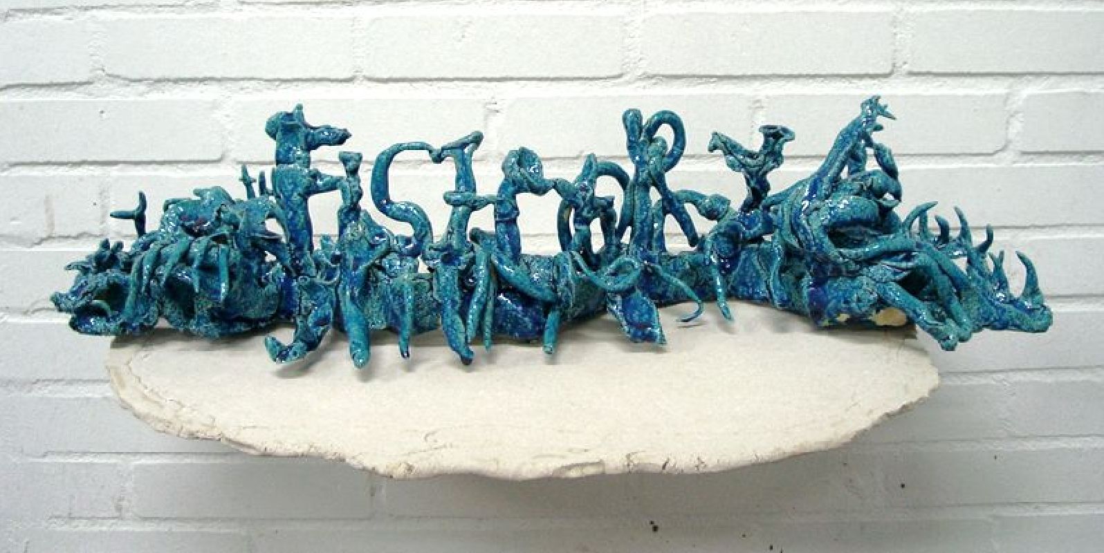 Gilbert van Drunen, ''FISHTORY'', 2005, keramiek, 60 x 22 cm.
PHŒBUS•Rotterdam