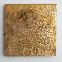 Moritz Ebinger, ‘het huis - de schuur’, 2014, in vloeibaar goud onderdompeld schilderij op doek/24-Karaat goud, acrylverf, koper, was, hout, linnen, 50 x 50 x 1,5 cm.
PHŒBUS•Rotterdam