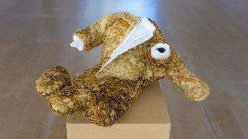 Bea Emsbach, sculptuur, 2002, buxusblad en babykleding/lijm
PHŒBUS•Rotterdam