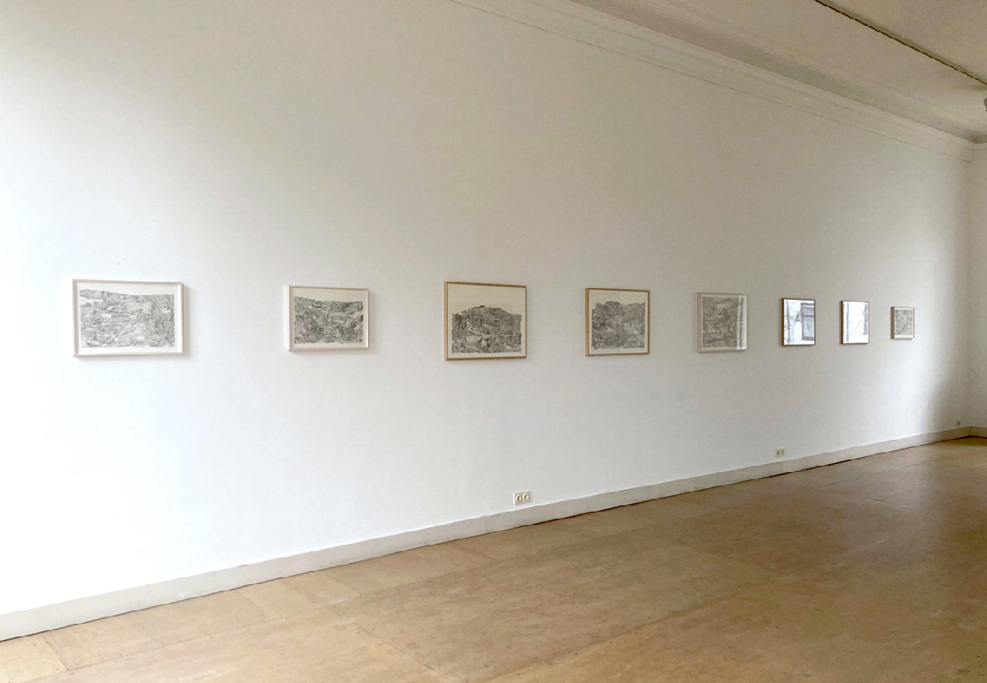 Anne Marie Finné, ''Vue Générale.G.XI (le funiculaire)'' 2021, verder van links naar rechts: idem ''VIII (ponton)'' 2020, ''IV (cascade)'' 2019, ''V (aigle)'' 2019, ''XII (les 2 chiens)'' 2021, ''II (La Hulpe)'' 2019, ''I (2 chevaux et 2 hommes)'' 2018, ''X (les marches)'' 2021;
tekeningen in potlood op papier in de formaten 35 x 50, 44 x 56 en 50 x 70 cm
PHŒBUS•Rotterdam Anne Marie Finné, ''Vue Générale.G.XI (le funiculaire)'' 2021, verder van links naar rechts: idem ''VIII (ponton)'' 2020, ''IV (cascade)'' 2019, ''V (aigle)'' 2019, ''XII (les 2 chiens)'' 2021, ''II (La Hulpe)'' 2019, ''I (2 chevaux et 2 hommes)'' 2018, ''X (les marches)'' 2021;
tekeningen in potlood op papier in de formaten 35 x 50, 44 x 56 en 50 x 70 cm
PHŒBUS•Rotterdam