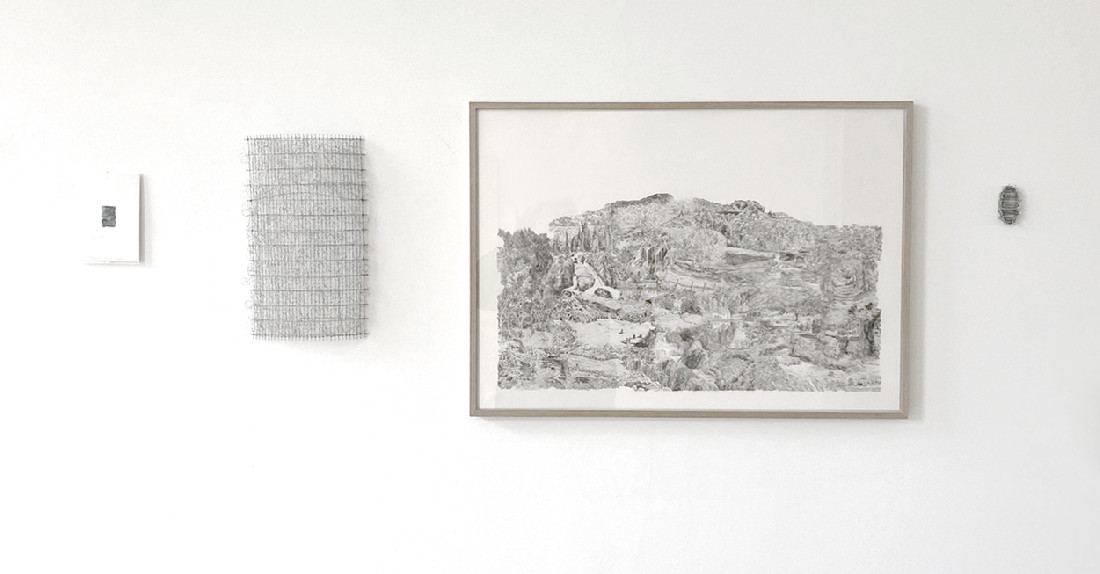 'The Right Size XL', PHŒBUS•Rotterdam, groep, voorjaar 2022 – v.l.n.r.:

Anne Marie Finné, 'Momentum 3', 2022, tekening in schoensmeer op papier, rechthoekig

Hans Houwing, 19.11.20, 25x20x7 cm. draden met lussen van rvsdraad op schild van o-gaas

Anne Marie Finné, Vue Générale.G.IV (cascade), 2019, 50x70cm, graphite sur papier

Hans Houwing, medallion 4.1.22, 60x35x15 mm. rvs en volière-gaas medallion, ovaal
PHŒBUS•Rotterdam