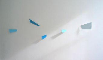 kleurvlakken 2005: geschuurd aluminium, aan de voorzijde met lagen afgeschuurde blauwe, aan de achterzijde met lagen witte acryl beschilderd, v.l.n.r. een enkel werk, een tweedelig werk, een tweedelig werk
PHŒBUS•Rotterdam