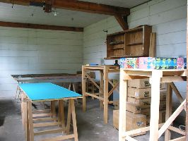 Stefan Gritsch, opname in atelier 2003,

links een tafel met een plak verf die in lagen is geschilderd, rechts blokken verf
PHŒBUS•Rotterdam