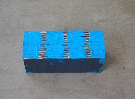 Stefan Gritsch, Acrylfarbe 2002/2003,  30 x 12 x 15 cm. dit werk bestaat uit dunne, gegoten lagen verf - in dit werk duidelijk zichtbaar; de lagen zijn op verschillende plaatsen doorgezaagd en weer met verf aan elkaar gezet
PHŒBUS•Rotterdam