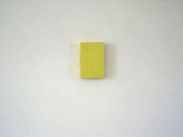Stefan Gritsch, Acrylfarbe 2003, 'PORTRAIT', [geel] 24 x 16 x 3 cm.; dit werk bestaat uit (gedurende enkele maanden tijd aangebrachte) geschilderde lagen verf
PHŒBUS•Rotterdam