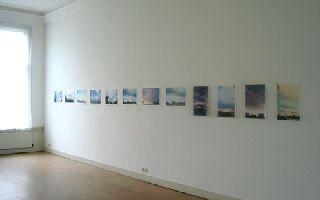 Toine Horvers, detail expositie  2004:

''Voorbijgangers. Wolken'', 2002, 2003, 2004, kleurpotlood op foto-afdrukken,

8 maal liggend, 4 maal staand formaat 30 x 45 cm. plus rand.
PHŒBUS•Rotterdam