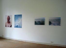 Toine Horvers, detail expositie 2004: ''Names. Head and Neck. Coronal Sections'', 2002, kleurpotlood op foto-afdruk, 1 x 0.70 m. ''Wolken. Voorbijgangers'', 2003, idem. ''Voorbijgangers. Golven'', 2004, (kleur)potloden op papier, 56 x 76 cm. idem [Inis Oírr].
PHŒBUS•Rotterdam