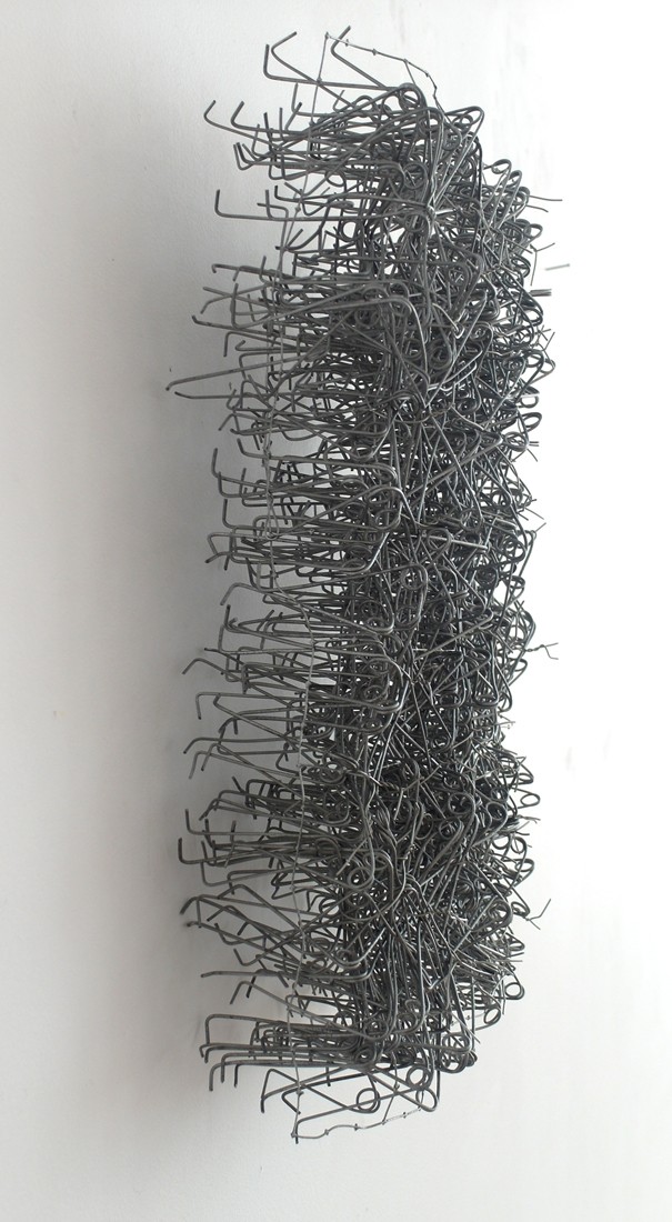 Hans Houwing, 2014, chrysantengaas door volièregaas gewerkt, 35 x 23 x 10 cm. (zie boek no. 28)
PHŒBUS•Rotterdam