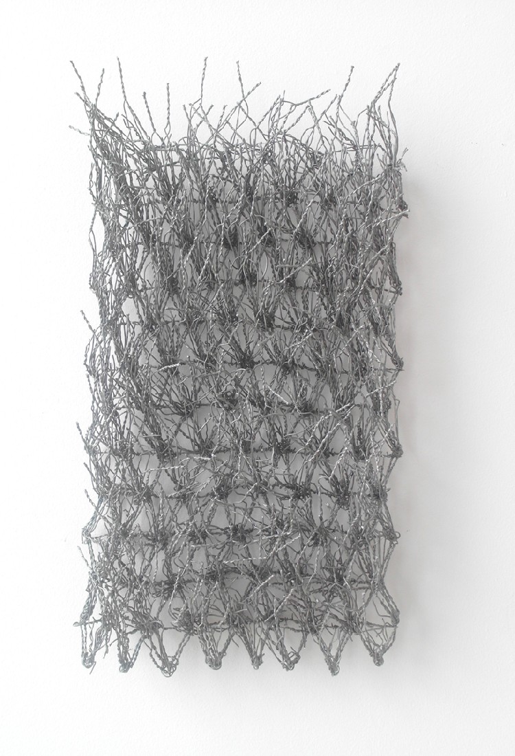 Hans Houwing, z.t. 1.3.16 [driehoekjes met lange uitsteeksels], kippengaas, 44x24x7 cm., detail
PHŒBUS•Rotterdam