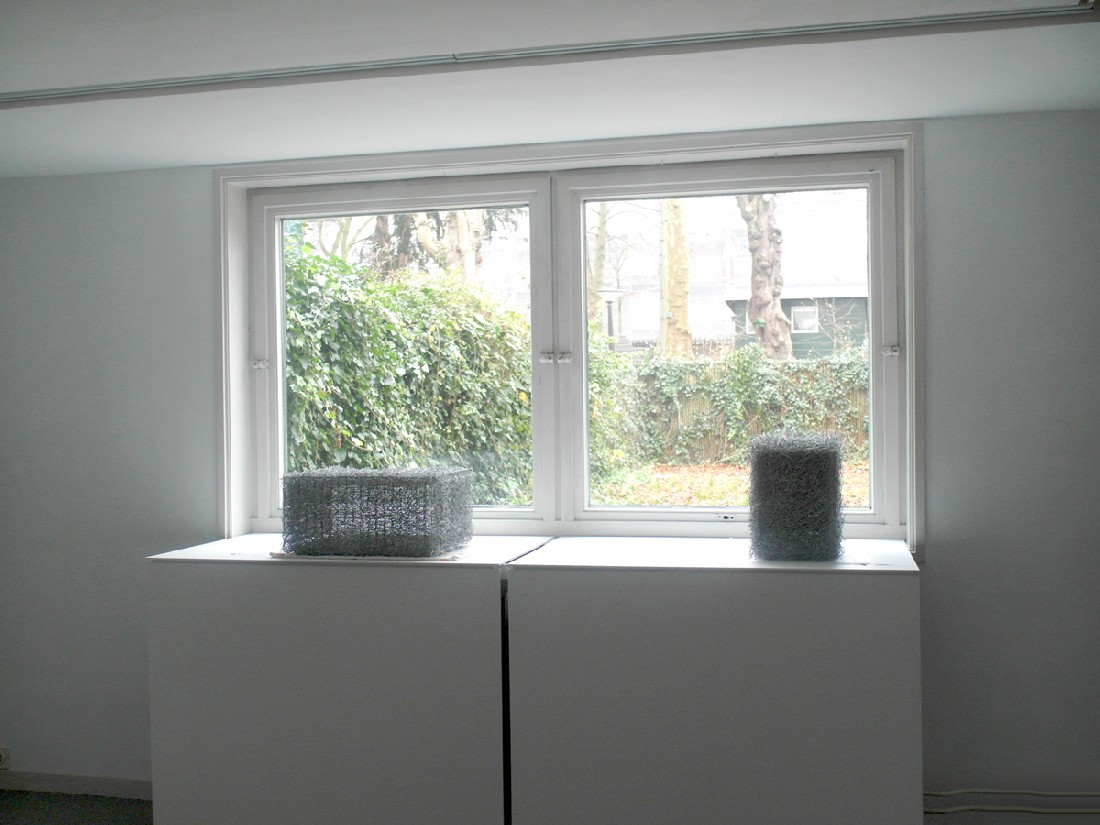 Hans Houwing, opbouw Cas en Hans Houwing, voor expositie projectruimte 2016, twee blokwerken in gaas
PHŒBUS•Rotterdam